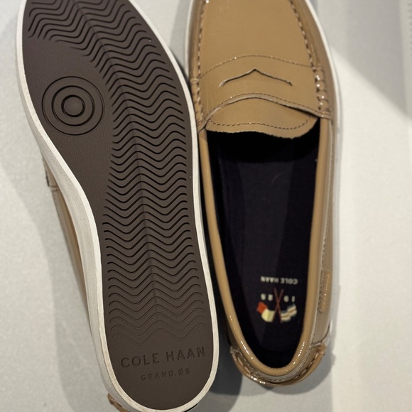 Cole Hann Nude tone patent boat shoes - size 8 - Picture 3 of 4